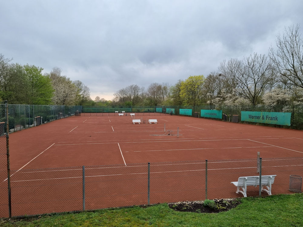 Aufbereitung der Tennisplätze im TC Neuss-Weckhoven e.V.