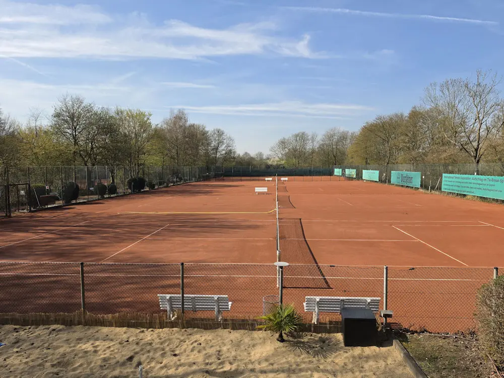 Plätze 1 bis 6 am 20. März zum Tennisspielen freigegeben