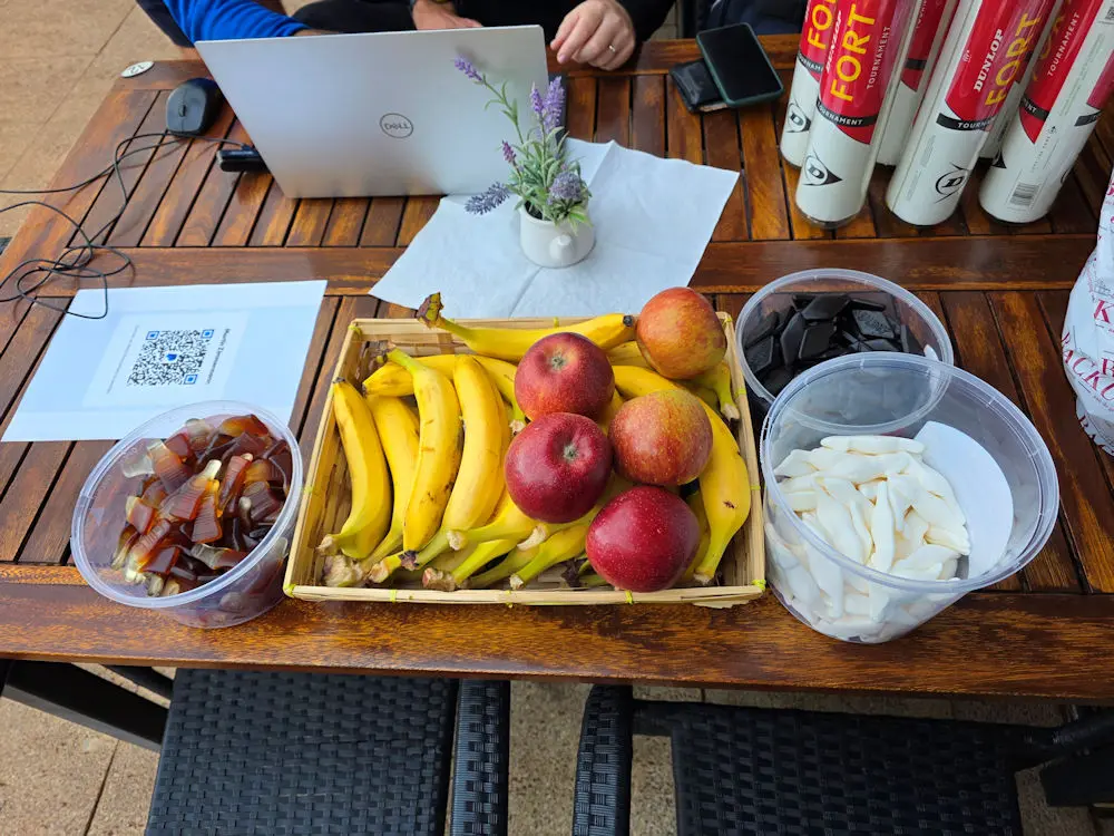 Bananen, Äpfel und süßes Naschwerk aus dem Hause Haribo