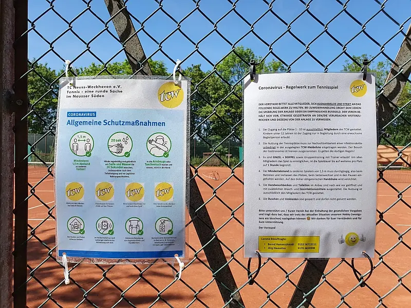 Corona-Regelwerk an den Eingängen zu den Tennisplätzen des TCW