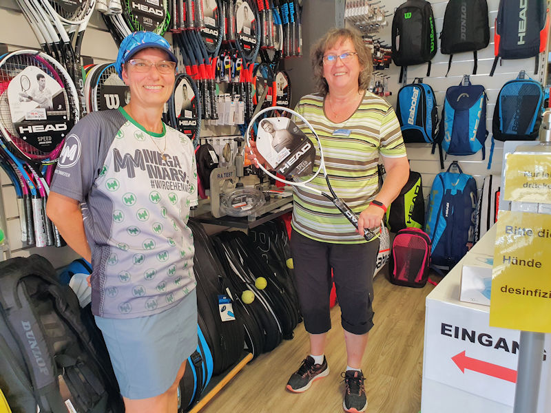 Sportwartin Grit Andersen (links) und Frau Ingrid Haase-Lettgen (Inhaberin Sport Haase) Sportwartin Grit Andersen (links) und Frau Ingrid Haase-Lettgen (Inhaberin Sport Haase)