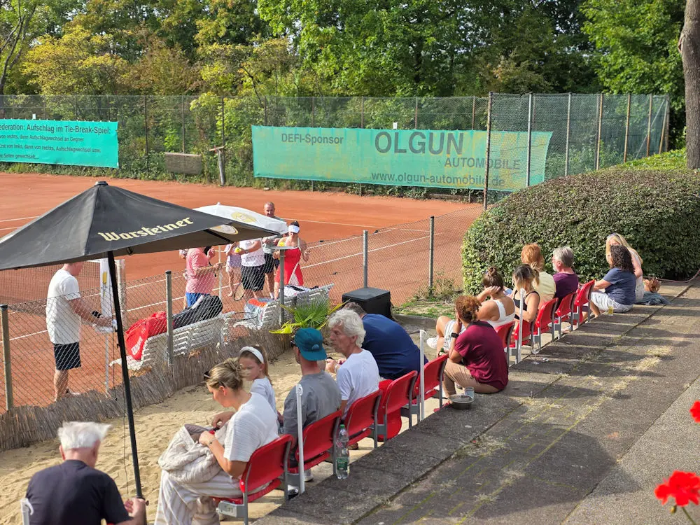 Zuschauertribüne am TCW-Beach vor Platz 1 Zuschauertribüne am TCW-Beach vor Platz 1