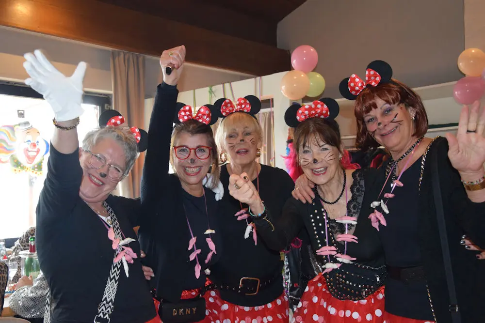 Originell verkleidete Jecken im "ÍLION im TCW"